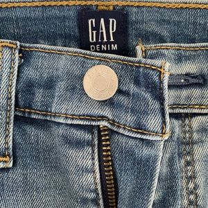 Gap jeans True Skinny. Only worn twice. Doesn’t fit me now.